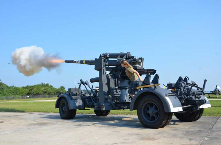 Pháo 88mm Flak 36 đạt tốc độ bắn tới 15-20 phát/phút, tầm bắn hiệu quả mục tiêu mặt đất là 14.860m, với mục tiêu trên không là 7.620m, dùng đạn 88x571mm R.