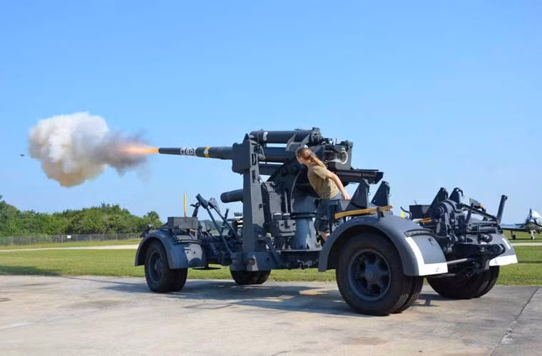 Pháo 88mm Flak 36 đạt tốc độ bắn tới 15-20 phát/phút, tầm bắn hiệu quả mục tiêu mặt đất là 14.860m, với mục tiêu trên không là 7.620m, dùng đạn 88x571mm R.