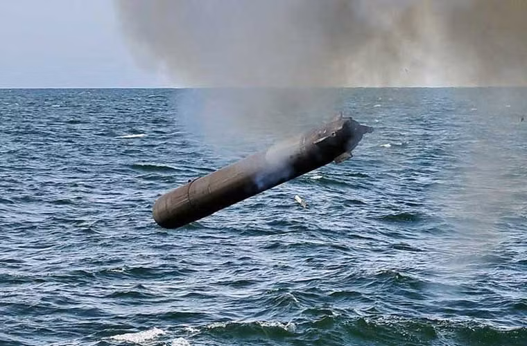 Ảnh quân sự khá đẹp tuần qua – khoảnh khắc quả ngư lôi 330mm trên tàu hộ vệ Boiky của Hải quân Nga rời bệ phóng lao xuống mặt nước lùng tàu ngầm.