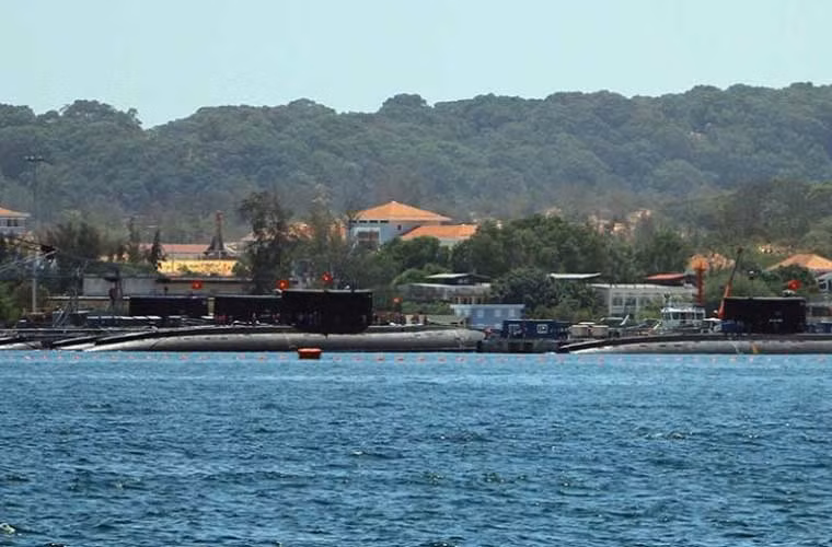 Còn đây là bức ảnh quân sự Việt Nam ấn tượng nhất tuần qua – bốn tàu ngầm Kilo đậu tại cầu càng Lữ đoàn tàu ngầm 189, quân cảng Cam Ranh. Trưa ngày 2/7, tàu ngầm HQ-185 Khánh Hòa đã được lai dắt thành công từ tàu vận tải Rolldock vào căn cứ. Đây là chiếc thứ 4 trong 6 tàu ngầm Kilo Project 636 mà Việt Nam mua từ Nga năm 2007.