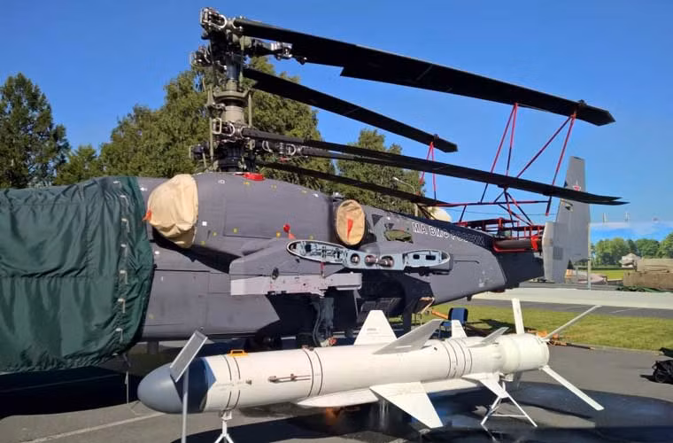 Ảnh vũ khí Nga đáng chú ý tuần qua – tên lửa hành trình đối hạm Kh-35 Uran nằm cạnh trực thăng tấn công Ka-52K. Điều này cho thấy, có khả năng Ka-52K sẽ được trang bị Kh-35 Uran trong tương lai gần để trở thành một mẫu trực thăng tấn công trên biển mạnh mẽ.