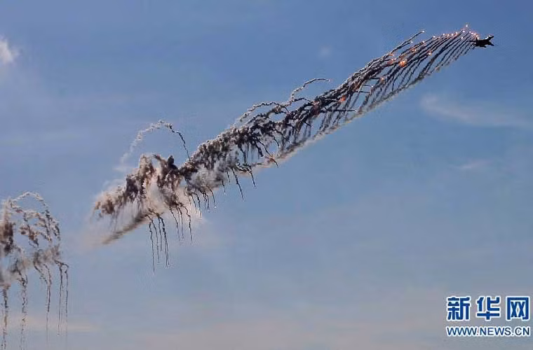 Hình ảnh quân sự Trung Quốc khá đẹp – tiêm kích J-11 phóng pháo sáng trên không như máy bay Nga thường biểu diễn.