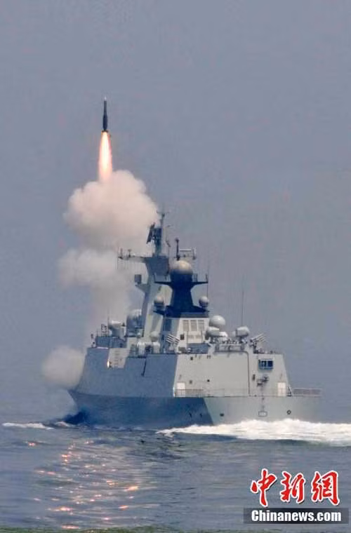 Tàu hộ vệ tên lửa Type 054A phóng tên lửa đối không tầm trung HQ-16 trong cuộc tập trận trên biển Hoàng Hải.