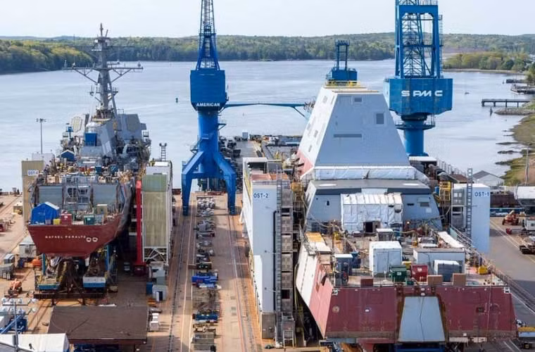 Hình ảnh mới nhất về quá trình đóng tàu khu trục tên lửa lớp Zumwalt thứ hai dành cho Hải quân Mỹ. Bức ảnh này cho thấy, tàu DDG-1001 đã được lắp xong thượng tầng lên phần thân.