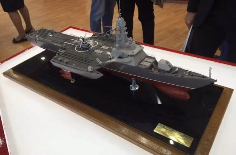 Mô hình tàu hộ vệ tên lửa ba thân của Hải quân Nga được trưng bày tại triển lãm hải quân IMDS 2015. Theo các thông tin ban đầu, tàu hộ vệ này trang bị tên lửa Klub, pháo hạm 100mm, trực thăng Ka-27.