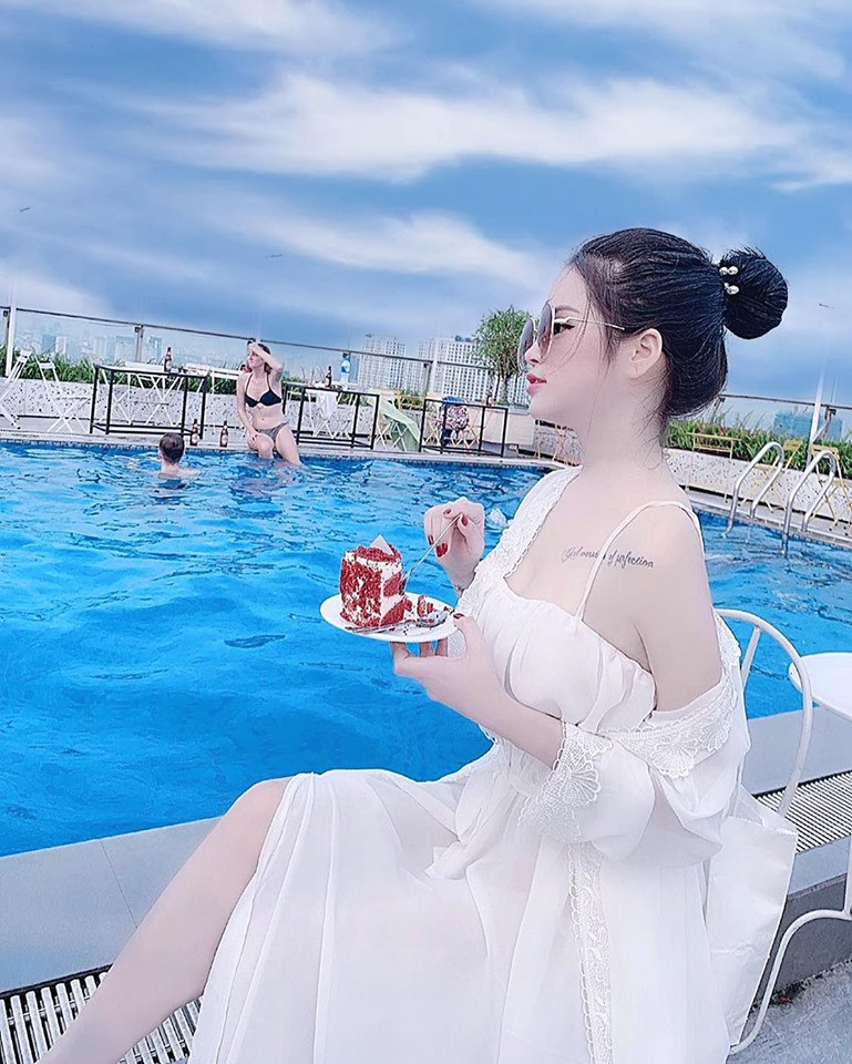 Ngoài bán hàng online, cô nàng còn tự giới thiệu là một người mẫu ảnh và nhận PR online.