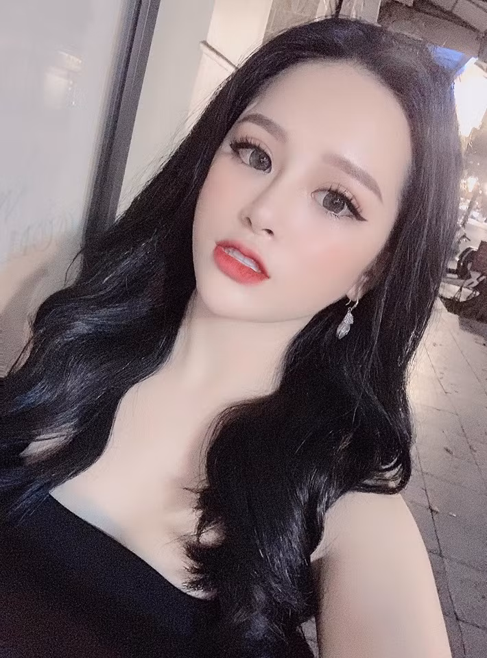 "Phốt" tình cảm vừa qua khiến nhân vật nữ này bị "hack" tài khoản.