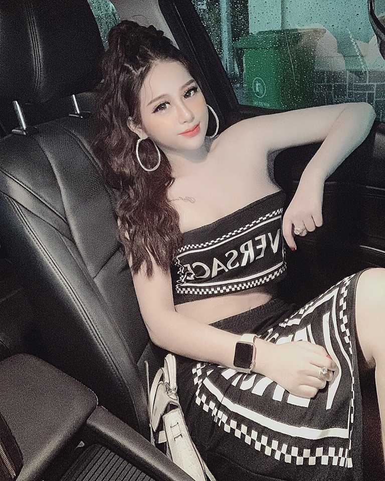 Chưa rõ đây là tài khoản thật của cô gái tự nhận là bạn gái của Vũ Duy Khánh hay chỉ là giả mạo, nhưng cư dân mạng đã thi nhau tìm đến trang cá nhân của H.K.Anh để bình phẩm.