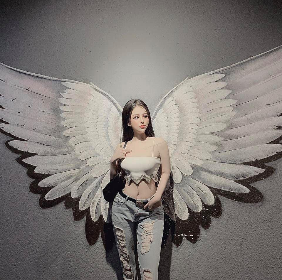 Hình ảnh chỉnh sửa quá đà khiến "bạn gái tự xưng" của Vũ Duy Khánh bị ví như "hot girl mặt rắn".