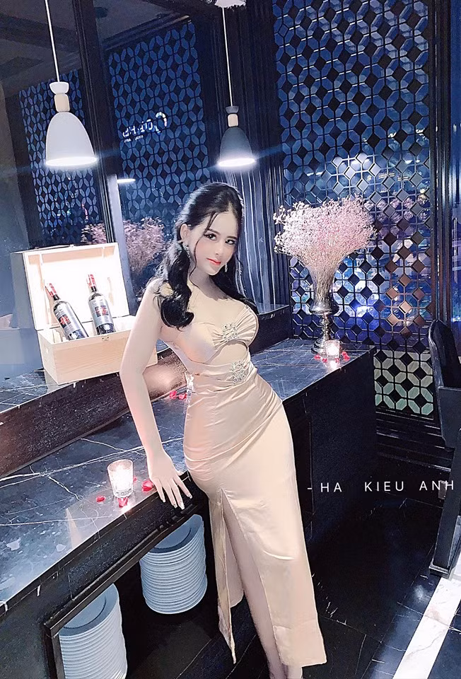 Nhiều bức ảnh trên trang cá nhân của H.K.Anh bị cho là photoshop quá đà khiến gương mặt lẫn thân hình cô bị "biến dạng".