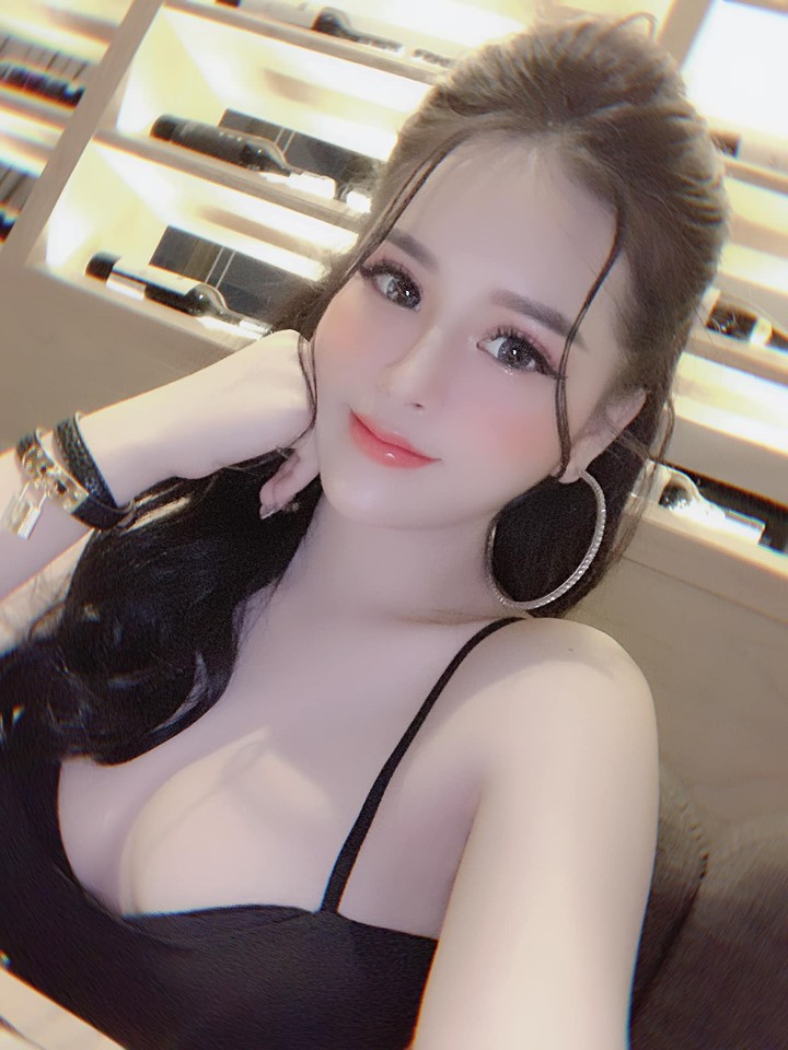 Trước sự "công kích" của dân mạng vì "nhận vơ" là bạn gái Vũ Duy Khánh nhằm gây chú ý để bán hàng online, cô nàng được cho là sinh năm 2002 này bày tỏ: "Chuyện riêng tư của cá nhân mình, mình không mong muốn chuyện xảy ra. Cũng mong mọi người miễn tham dự và bàn tán ạ! Thông cảm và hiểu cho thay vì trách móc...".