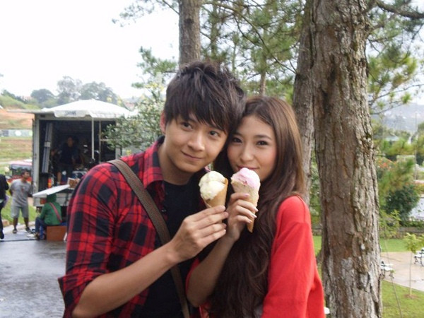 Ngô Kiến Huy và Khổng Tú Quỳnh bén duyên từ khi đóng chung trong bộ phim Thiên sứ 99 vào năm 2010. Sau một năm yêu bí mật, cặp đôi ca sĩ quyết định công khai tình cảm.