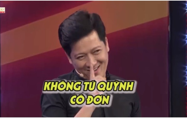 Danh hài Trường Giang - MC đồng hành cùng Hari Won trong chương trình cũng bị nhiều khán giả chê là kém duyên khi liên tục xoáy vào vết thương lòng của Khổng Tú Quỳnh. Có người còn cho rằng ông xã Nhã Phương cố ý đem vấn đề đó ra để gây cười. Khi Hari Won thắc mắc: "Sao cô đơn mà em thấy người ta hạnh phúc hết trơn", Trường Giang liền bồi thêm: "Vì họ đang hài lòng với hạnh phúc của họ".