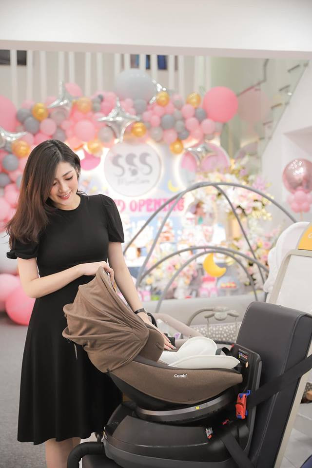 Ngoài những người hỏi han khi nào "vỡ chum", một số bạn bè trên Facebook còn chúc cô "mẹ tròn con vuông". Đáp lại những lời chúc và hỏi han này, Tú Anh gửi lời cám ơn tới mọi người chứ chưa có câu trả lời chính thức.