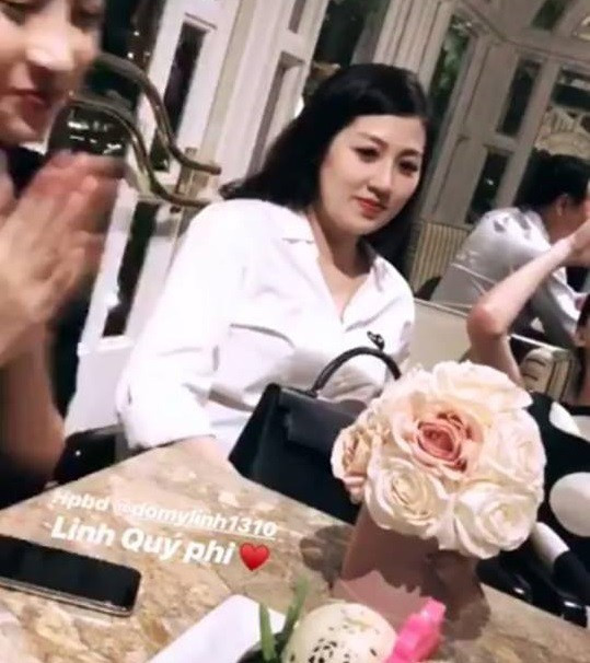 Sự thay đổi bất thường ở gương mặt của Á hậu Tú Anh khi tham dự buổi tiệc buổi tiệc sinh nhật của Hoa hậu Mỹ Linh hồi 10 vừa qua đã khiến rất nhiều người chú ý.