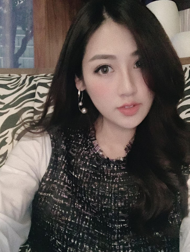 Hồi cuối tháng 12, một người bạn thân được cho là vô tình làm lộ thông tin Tú Anh đã sinh con với dòng bình luận "Chúc mừng bạn nhé, chúc cháu hay ăn chóng lớn".