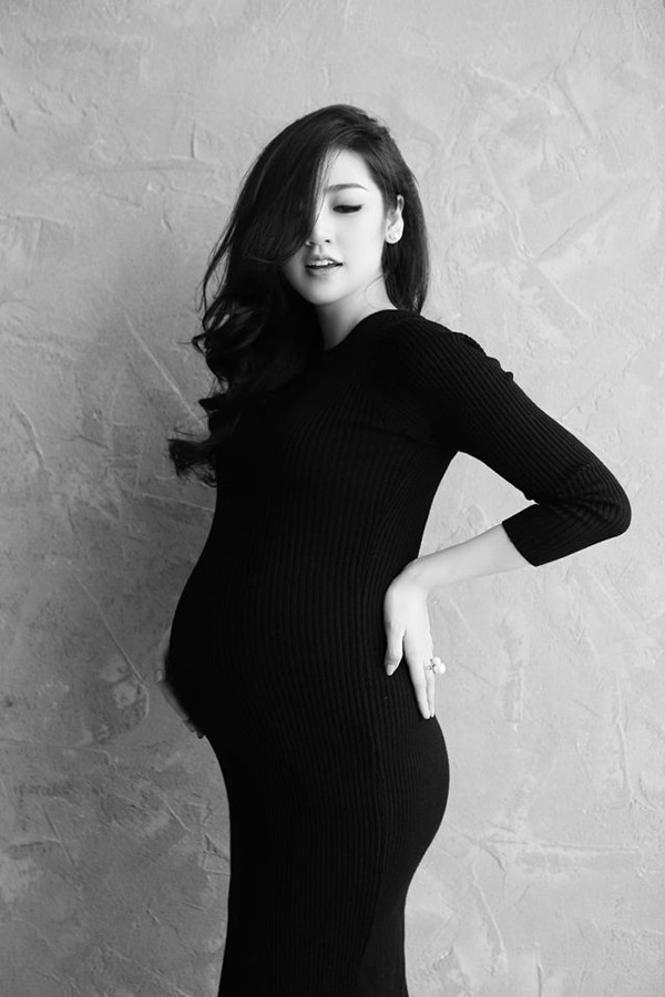 Ngay sau đó không lâu, mẹ ruột Tú Anh cũng đăng một tấm ảnh bầu khác của con gái, kèm theo là lời tâm sự đầy xúc động trên Facebook: "Mẹ có lỗi khi không thể sinh thêm cho con một đứa em để làm bạn. Mẹ thương con khi bao năm qua cứ lủi thủi một mình. Giờ thì mẹ an lòng rồi, có con rồi con sẽ hiểu lòng mẹ nhiều hơn".