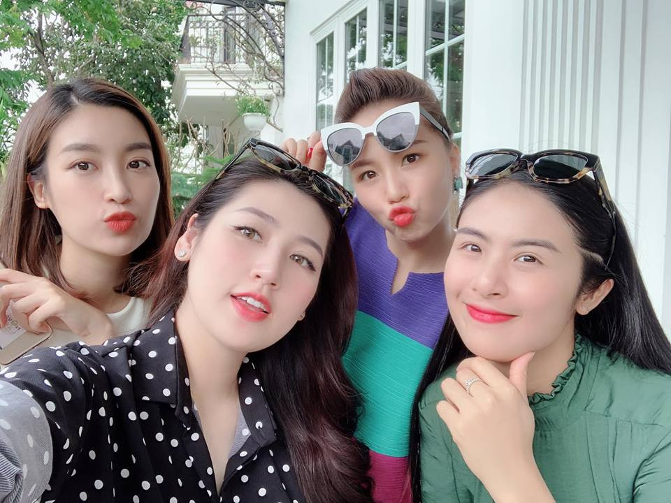 Gương mặt phúng phính của Tú Anh khi chụp cùng các hoa hậu làm dấy lên nghi vấn cô đang mang thai.