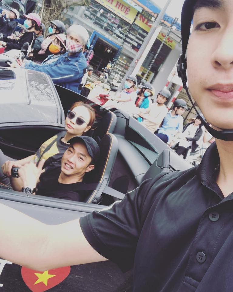 Người đẹp Lạng Sơn thường xuyên bị bắt gặp sánh đôi cùng đại gia phố núi cực tình cảm. Ảnh FB: Son Hoai Nguyen.