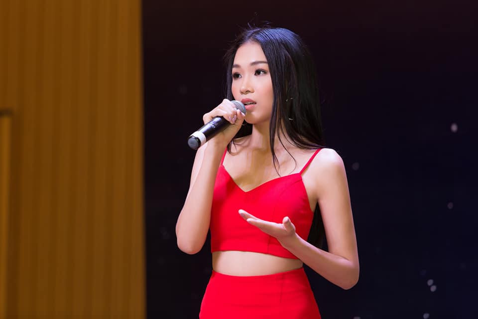 Dù đang bận rộn chuẩn bị cho Miss Universe 2019 tại Hàn Quốc nhưng Hoàng Thùy vẫn cổ vũ tinh thần và cố vấn cho những bước catwalk của em gái. Ảnh: Tân Lê.