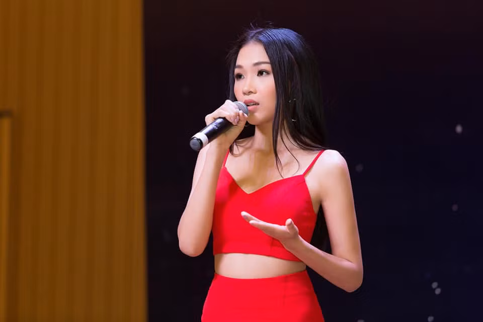 Dù đang bận rộn chuẩn bị cho Miss Universe 2019 tại Hàn Quốc nhưng Hoàng Thùy vẫn cổ vũ tinh thần và cố vấn cho những bước catwalk của em gái. Ảnh: Tân Lê.