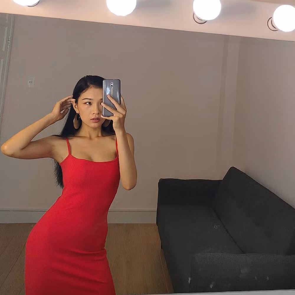 Dù chiều cao khiêm tốn so với chị gái nhưng nhan sắc em gái Hoàng Thùy lại không hề thua kém cô chị khi sở hữu gương mặt góc cạnh, cá tính.