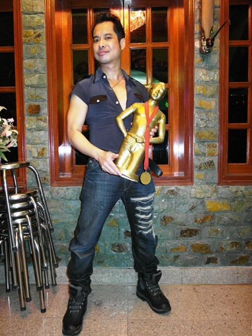 Giàu có bậc nhất làng giải trí nhưng không phải ai cũng có cách "chơi dị" giống giọng ca "Tình cha". Năm 2000, Ngọc Sơn từng gây sốc khi tự đúc tượng mình bằng 1000 cây vàng - "công trình" mà theo anh “cả thế giới chưa từng có”. Tuy nhiên, bức tượng vàng Ngọc Sơn đã bị chính quyền yêu cầu di rời không lâu sau khi được nam danh ca trân trọng dựng lên ngay trước của nhà.