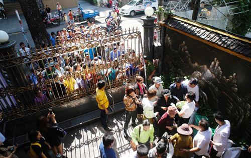 Hình thức từ thiện này đã được Ngọc Sơn thực hiện đều đặn trong khoảng 15 năm qua. Anh còn từng rao bán căn biệt thự trăm tỷ để làm từ thiện và xin chỉ giữ lại một khoản nhỏ cho riêng mình.