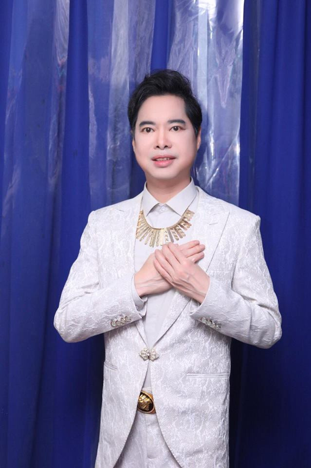 Quá khứ thích phô trương là thế nhưng trước mặt khán giả, anh lúc nào cũng chỉ nhận mình là "tấm thân nhỏ bé" của đại gia đình. Ảnh: FBNV. Xem video "Ngoc Sơn tiết lộ bí quyết thành vua nhạc sến". Nguồn VTC14: