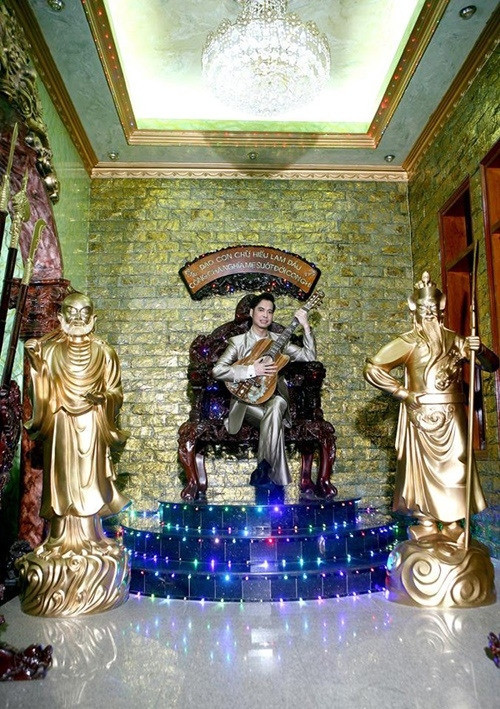 Không chỉ cách ăn chơi mà nhà lầu, xe hơi của Ngọc Sơn cũng phải khác người. Ngọc Sơn sở hữu căn biệt thự 100 tỷ "âm u, rùng rợn" ngay trung tâm Sài Gòn. Dinh cơ đồ sộ này được thiết kế theo đúng phong cách "dị" của chủ nhân với ngai vàng nổi bật.