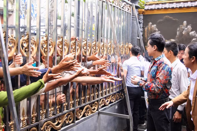 Cuộc sống "dị" là thế, cách làm từ thiện của Ngọc Sơn cũng chẳng giống ai. Mỗi dịp sinh nhật mình, cam ca sĩ thường xuyên mạnh tay làm từ thiện khi phát tiền, phát gạo và quà tới người nghèo ngay tại biệt thự của mình.