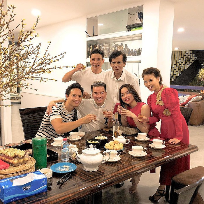 Mặc búa rìu dư luận, cả hai thường xuyên xuất hiện cùng nhau, trao nhau lời nói và cử chỉ ngọt ngào, thậm chí còn rất thân thiết với gia đình hai bên.