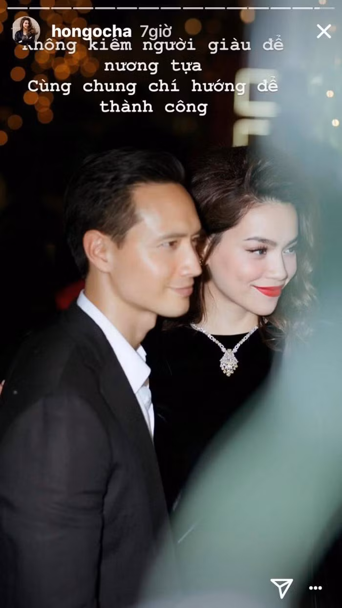 Không chỉ công khai khen bạn trai ngọt ngào, chu đáo, nữ ca sĩ còn rút ra "chân lý tình yêu": "Không kiếm người giàu để nương tựa. Cùng chung chí hướng để thành công".