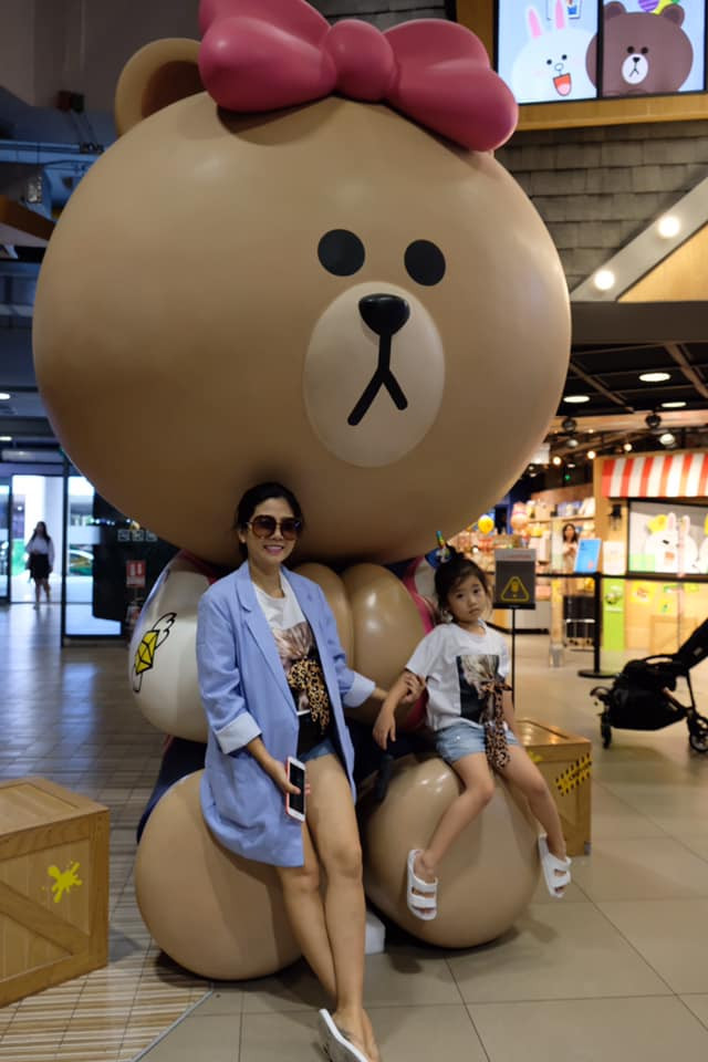 Trở lại với cuộc sống làm mẹ đơn thân, Mai Phương cũng dành nhiều thời gian hơn để chăm sóc con gái Lavie - kết quả mối tình của cô và ca sĩ Phùng Ngọc Huy. Nữ diễn viên luôn trân trọng từng giây phút ở bên con, cố gắng đưa con đi khắp đó đây để trải nghiệm những điều thú vị và ý nghĩa trong cuộc sống.