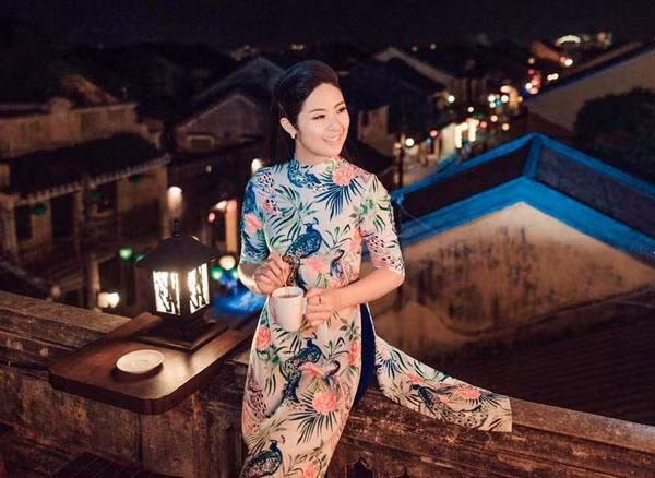 Chọn nóc quán cafe để chụp ảnh, ngắm cả Hội An thơ mộng là sở thích của không chỉ sao Việt mà rất nhiều du khách khi tới đây. Ngọc Hân đặc biệt say mê Hội An về đêm.