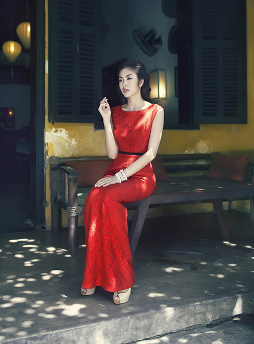 Tăng Thanh Hà mơ màng, kiêu sa nơi phố cổ. Ảnh: Tang Tang.