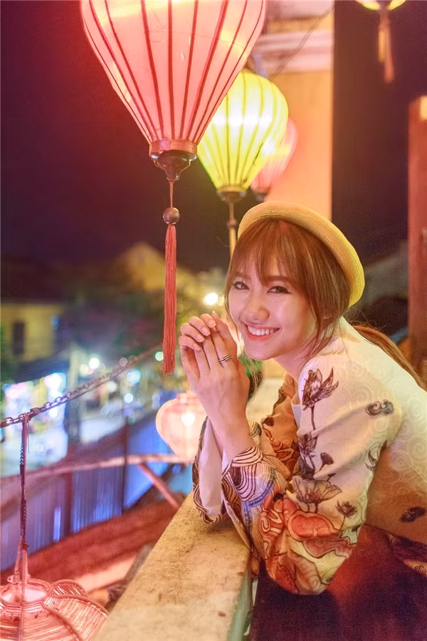 Hari Won khoe sắc dịu dàng ở "xứ sở" đèn lồng Hội An. Nữ ca sĩ cảm thấy cuộc sống nơi đây rất yên bình và vui vẻ.