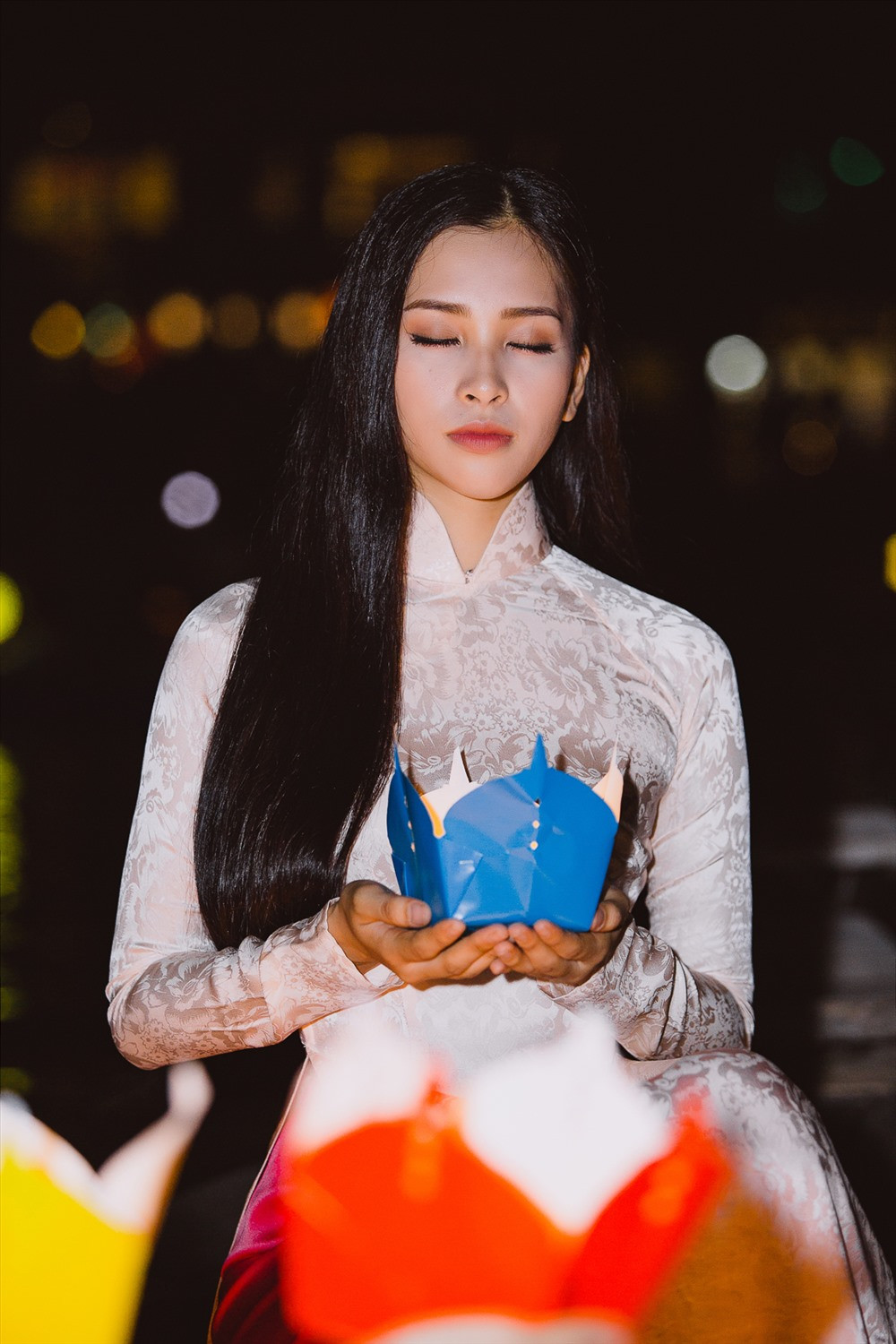 Vẻ đẹp truyền thống lẫn hiện đại trong mỗi bức ảnh của người đẹp xứ Quảng khiến người xem cảm nhận được một Hội An hấp dẫn hơn từ cảnh vật, ẩm thực, văn hóa đến lối sống, con người.