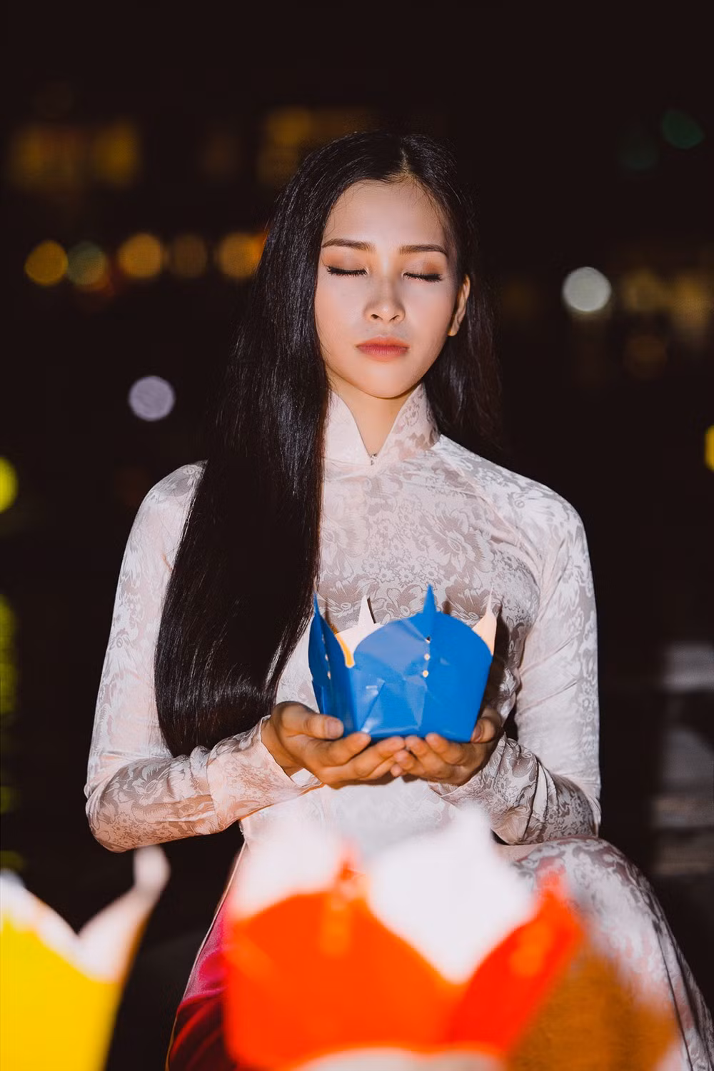 Vẻ đẹp truyền thống lẫn hiện đại trong mỗi bức ảnh của người đẹp xứ Quảng khiến người xem cảm nhận được một Hội An hấp dẫn hơn từ cảnh vật, ẩm thực, văn hóa đến lối sống, con người.