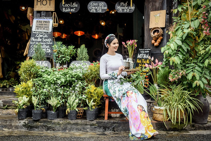 Hoa hậu Ngọc Hân chụp ảnh ở một góc phố Hội An đẹp như tranh. Ảnh: Panda Dương.