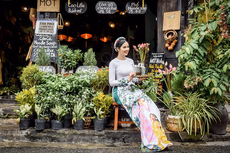 Hoa hậu Ngọc Hân chụp ảnh ở một góc phố Hội An đẹp như tranh. Ảnh: Panda Dương.