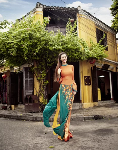 Diễm My thả dáng thướt tha ở Hội An. Cuộc sống và con người mến khách nơi đây cũng khiến người đẹp cảm thấy tâm hồn thanh thản sau những mệt mỏi trong công việc. Ảnh: Rin Trần.