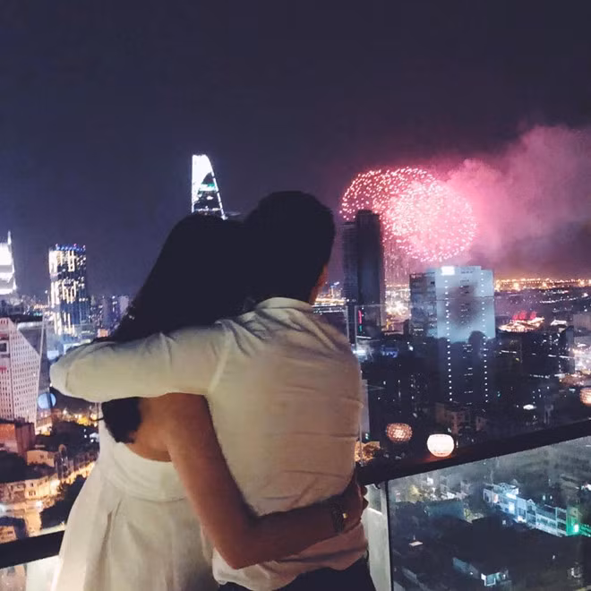  Phan Thành - Primmy Trương trao nhau cái ôm ấm áp trong thời điểm chuyển giao sang năm mới 2018.