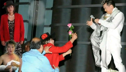 Tuy nhiên đó chưa phải là sự cố lớn nhất trong những chuyến lưu diễn trời Tây của anh. Năm 2010, trong chuyến lưu diễn ở Mỹ, Đàm Vĩnh Hưng bị một khán khán giả nam cải trang thành nữ bất ngờ xịt hơi cay vào mặt ngay trên sân khấu. Sự việc khiến giọng ca "Say tình" bị đau rát vùng mặt và cổ.