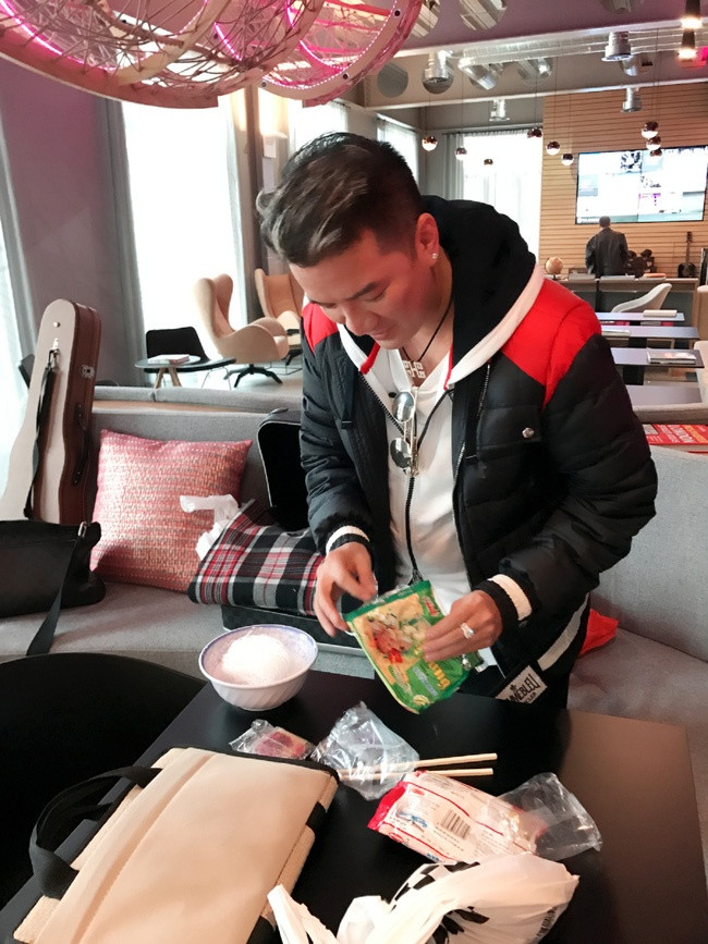 Lịch diễn dày đặc khiến các nghệ sĩ còn không có thời gian để ngủ nghỉ. Bữa ăn cũng trở nên đơn giản và nhanh gọn. Mỳ gói là món ăn nhanh "chống đói" mà Đàm Vĩnh Hưng thường xuyên mang theo mỗi lần di chuyển qua các điểm diễn ở nước ngoài.