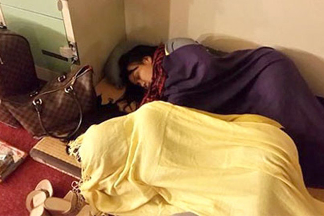 Hành trình lưu diễn của các sao Việt cũng chẳng thiếu những nhọc nhằn, áp lực và mệt mỏi. Trong chuyến lưu diễn ở Nhật Bản cho đêm chung kết Hoa hậu Việt Nam thế giới khu vực châu Á 2015, Việt Hương và nhiều nghệ sĩ Cẩm Ly, Nguyễn Hưng, Hồ Quang Hiếu, Hoài Lâm… bức xúc tố bị BTC bỏ đói và bị đối xử tệ.