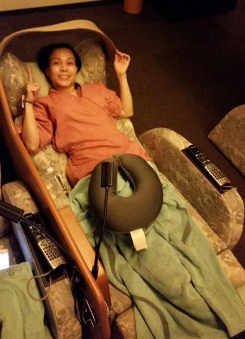 Việc không được bố trí khách sạn nghỉ ngơi khiến đoàn nghệ sĩ phải ngủ nhờ trong một phòng massage ở Nhật. Lùm xùm tiền cát-sê cũng khiến hầu hết nghệ sĩ quyết định bỏ diễn, dùng đủ mọi cách để đòi lại công bằng.