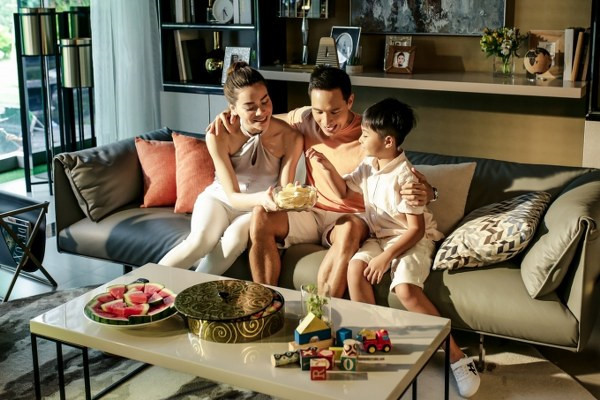 "Nữ hoàng giải trí" và ban trai rất được lòng gia đình hai bên.