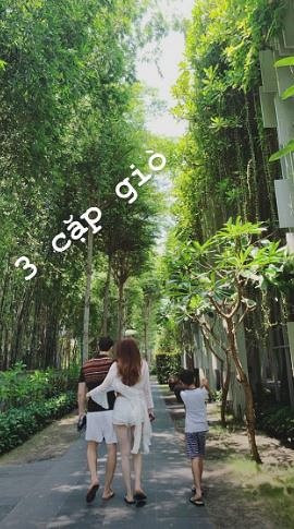 Kim Lý cũng rất thân thiết, ân cần với con riêng của bạn gái. Cặp đôi thường xuyên đưa Subeo đi du lịch cùng.