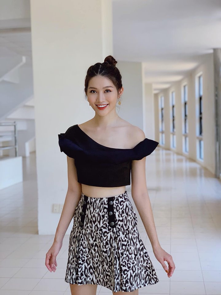 Người đẹp sinh năm 1994 quê Đà Lạt sở hữu vẻ đẹp ngây thơ, trong sáng nhưng cũng không kém phần gợi cảm.